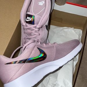 Women’s Nike Tanjun size 8.5